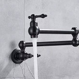 پر کردن قابلمه با شیر فلوفیل در آشپزخانه مدرن