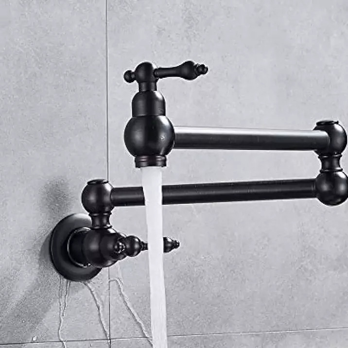 پر کردن قابلمه با شیر فلوفیل در آشپزخانه مدرن