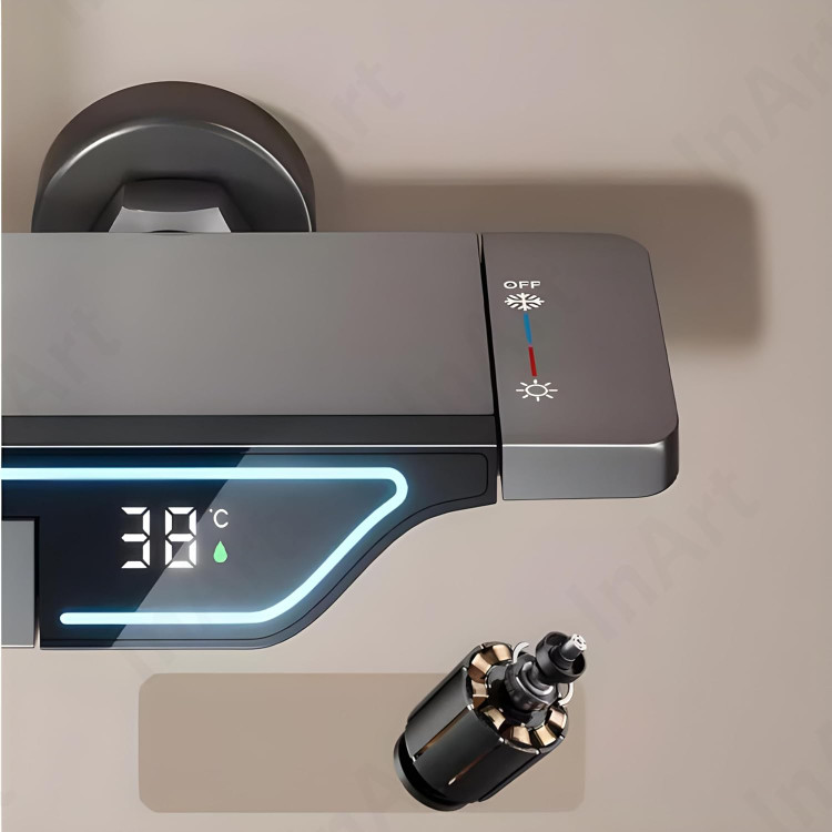 نمای کلی از دوش در حمام با دکوراسیون مدرن