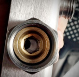 نمای نزدیک از کلیدهای پیانویی برای کنترل جریان آب