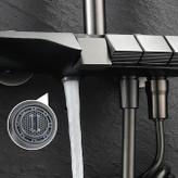 نمای نزدیک از کلیدهای پیانویی برای کنترل جریان آب