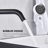 نمای نزدیک از دسته اهرمی با طراحی ارگونومیک