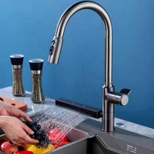 نمای نزدیک از نازل آبشاری با پاشش یکنواخت