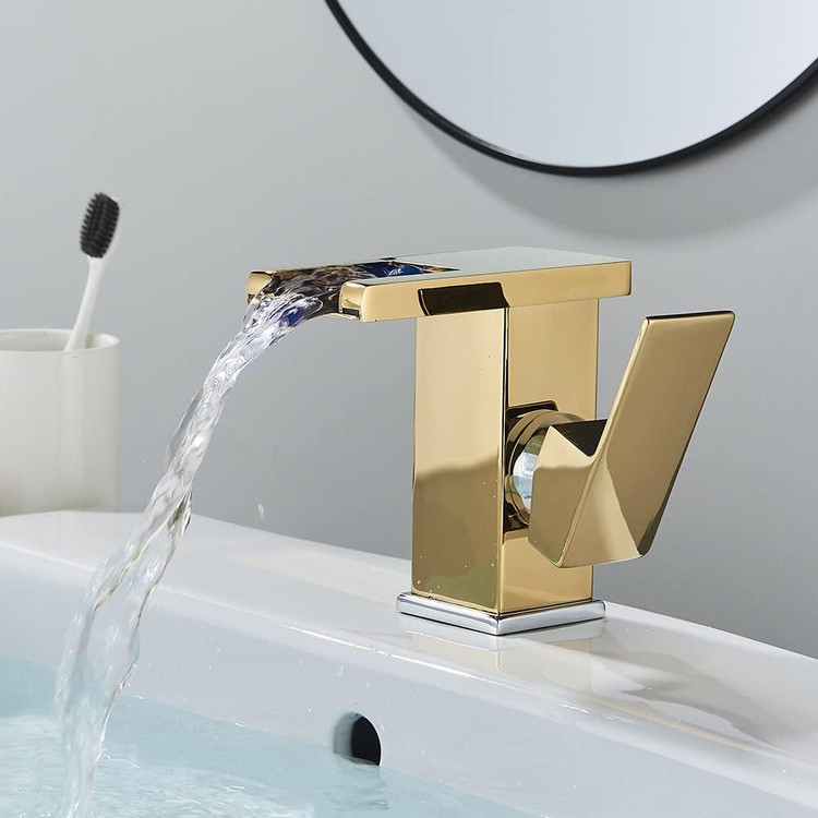 نمای شب از شیر LED دار در حال استفاده