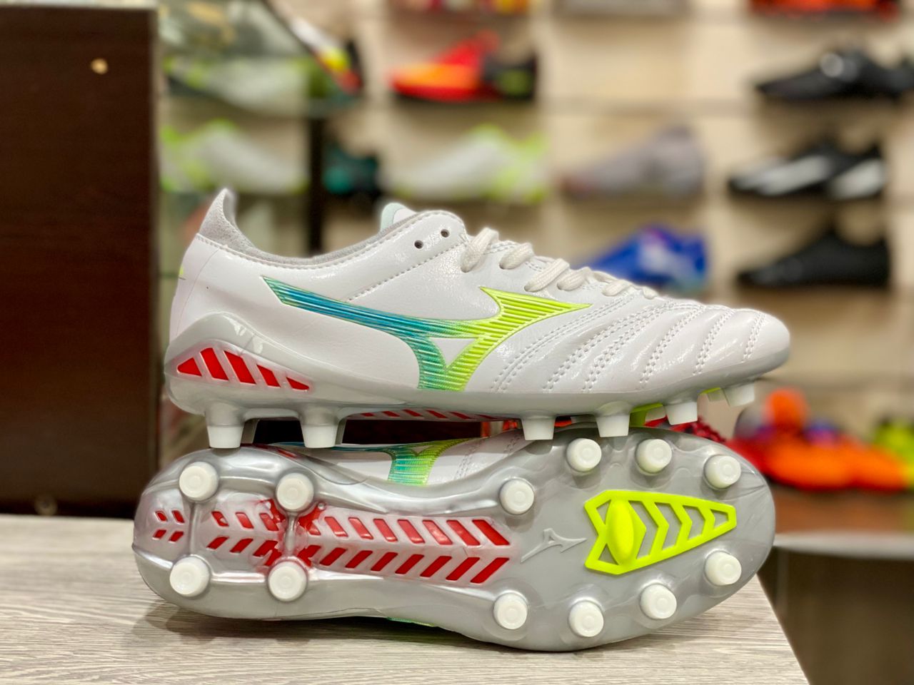 طراحی ارگونومیک کفش فوتبال Mizuno مناسب پست‌های سرعتی