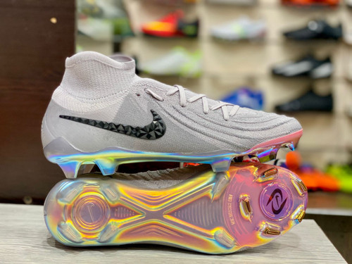 نمای جانبی کفش فوتبال نایک فانتوم GX 2 لونا روی زمین چمن