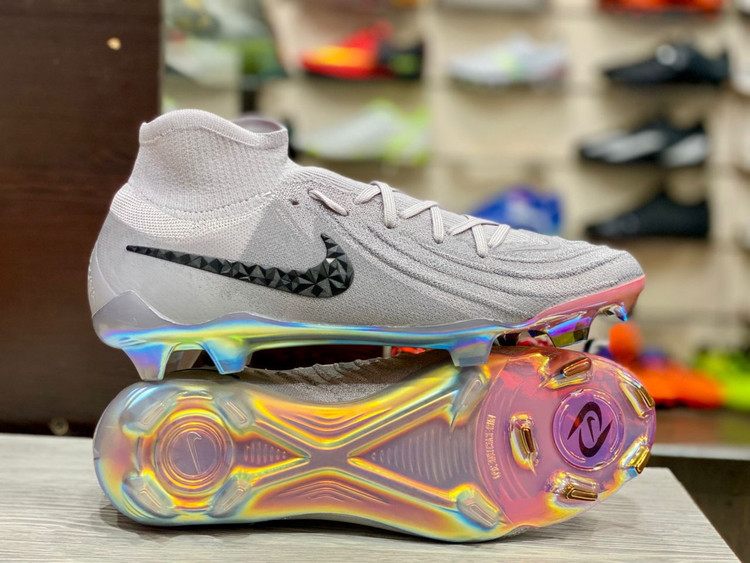 نمای جانبی کفش فوتبال نایک فانتوم GX 2 لونا روی زمین چمن