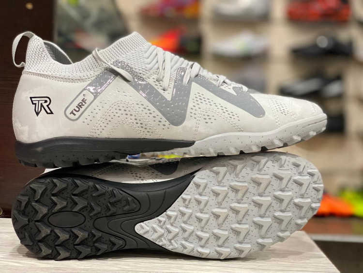 نمای نزدیک از زیره کفش 2403 با آج ضد لغزش