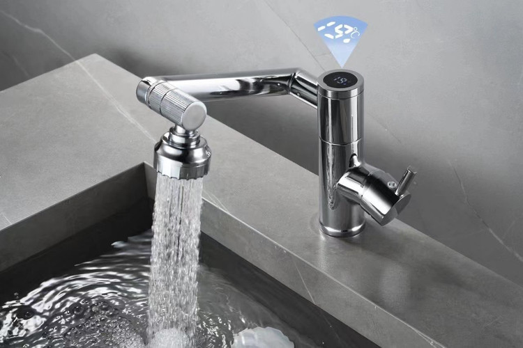 شیر روشویی هوشمند با نمایشگر دما در حال استفاده