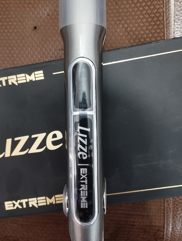 اتو موی Lizze Extreme در حال صاف کردن مو