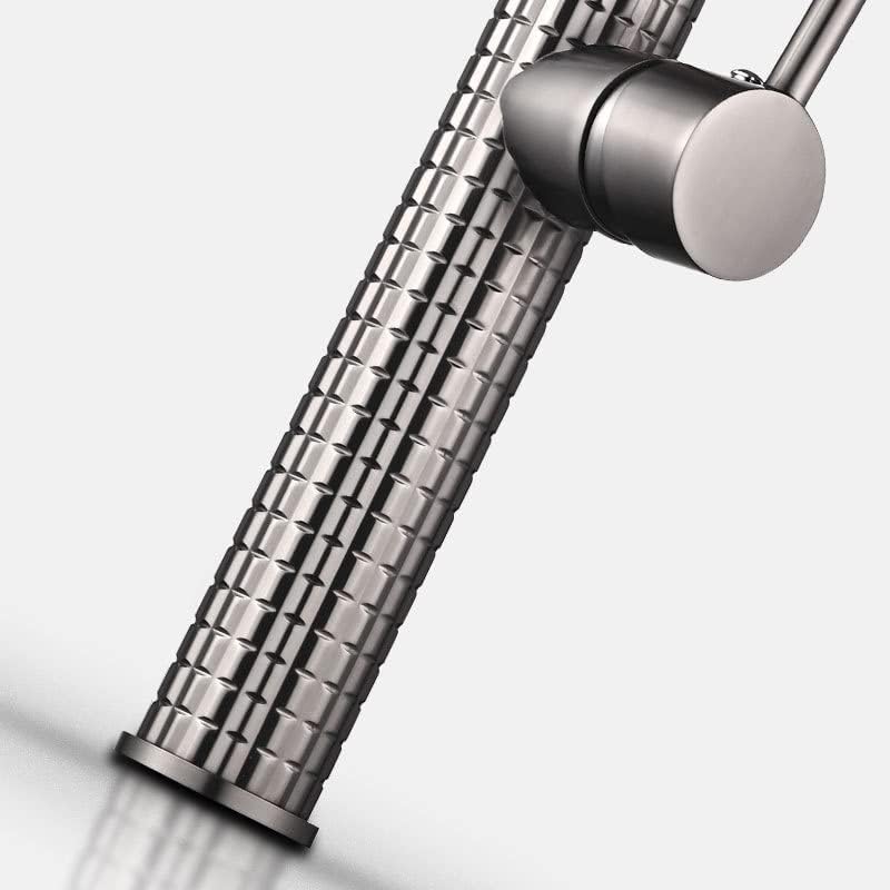 نمای نزدیک بدنه برنجی شیر ظرفشویی مدرن