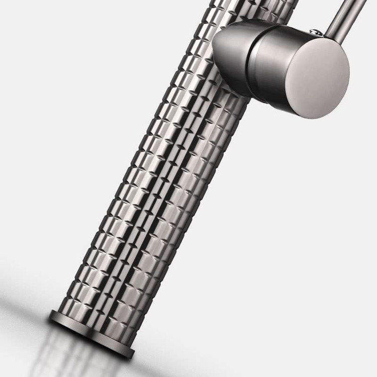 نمای نزدیک بدنه برنجی شیر ظرفشویی مدرن