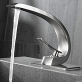 مشتریان در حال خرید و بررسی شیرهای روشویی Hyshin