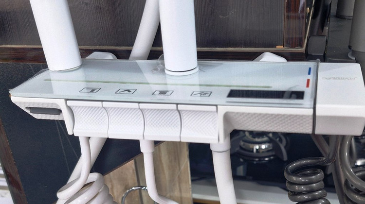 دوش حمام پیانویی Valencia سفید با نمایشگر دیجیتال دما