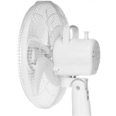 پنکه شارژی Geepas در حال کار در فضای باز