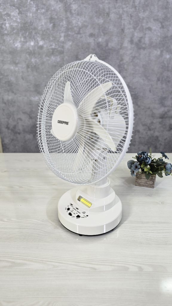 نمای نزدیک از پره‌های پنکه شارژی Geepas