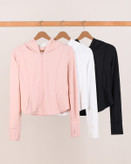 مقایسه لباس یوگا معمولی و ضد آفتاب در برابر نور ماوراء بنفش