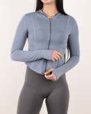 استفاده از لباس ضد آفتاب یوگا در محیط های مختلف (ساحل، پارک، استودیو)