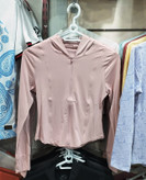 نمایش جزییات پارچه لباس یوگا ضد آفتاب با بافت متراکم و محافظ