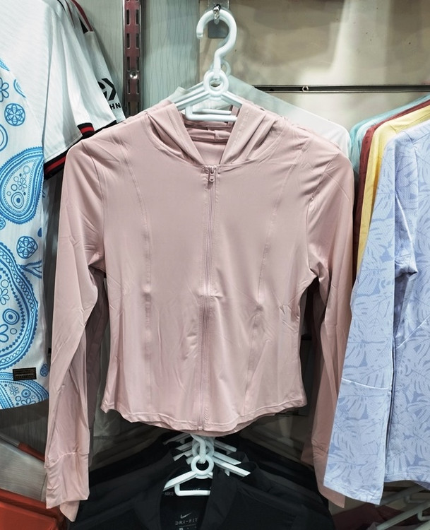 نمایش جزییات پارچه لباس یوگا ضد آفتاب با بافت متراکم و محافظ