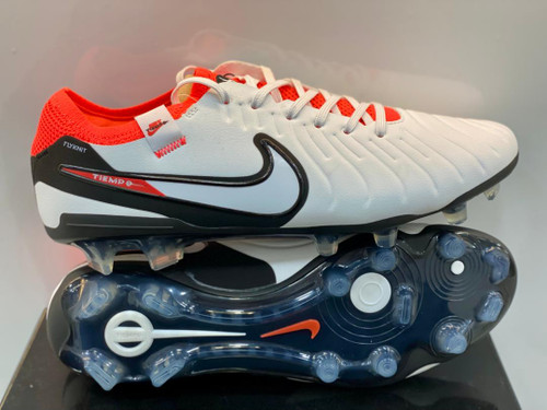 کفش فوتبال نایک تمپو لجند 10 به رنگ قرمز و سفید در حال دریبل زنی