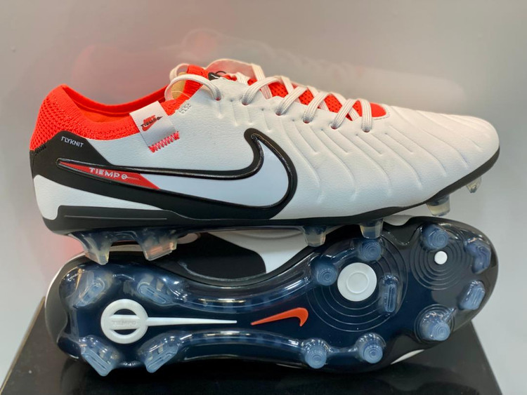 کفش فوتبال نایک تمپو لجند 10 به رنگ قرمز و سفید در حال دریبل زنی