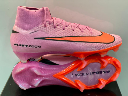 کفش نایک ایر زوم ویپور 16 به رنگ نارنجی و مشکی در حال حرکت سریع