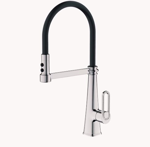 شیر ظرفشویی دو حالته ۳۶۰ درجه سیلیکونی نصب‌شده در آشپزخانه