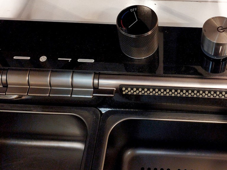 نمای نزدیک سینک پیانویی دیجیتال