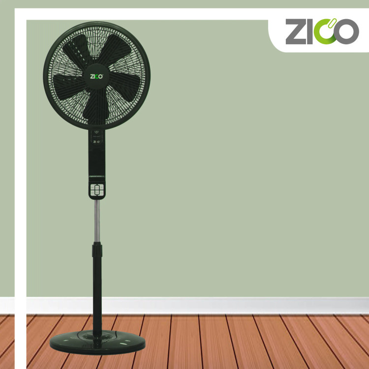 یه خانواده خوشحال دور پنکه زیکو جمع شدن