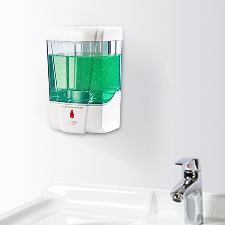 سنسور هوشمند BreMix در حال تشخیص دست کودک برای شستشوی آسان