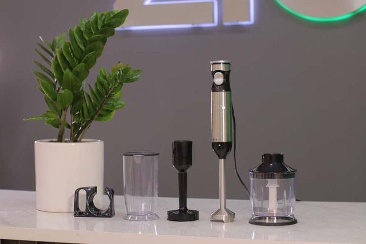 گوشتکوب برقی چند کاره ZICO ZC-7061 روی میز آشپزخانه